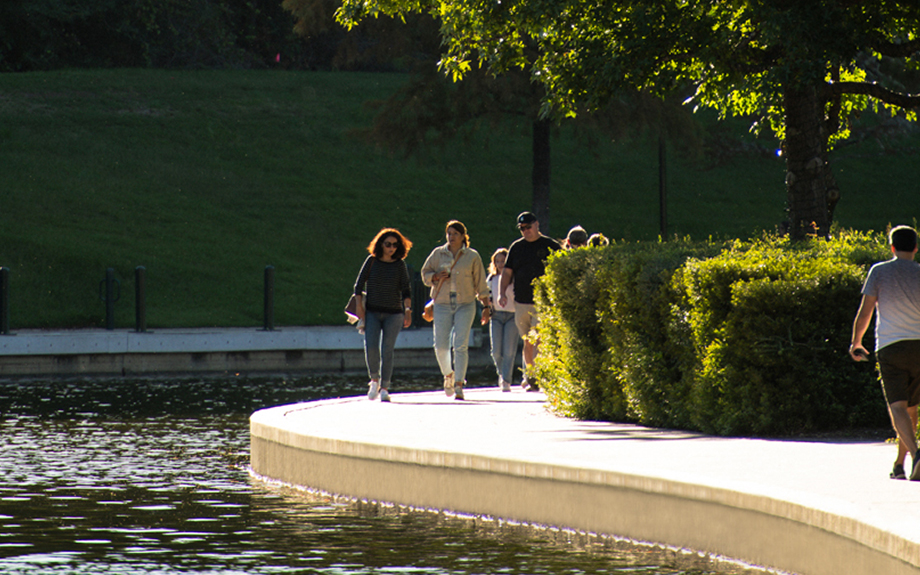 Senderos a lo largo de The Woodlands Waterway